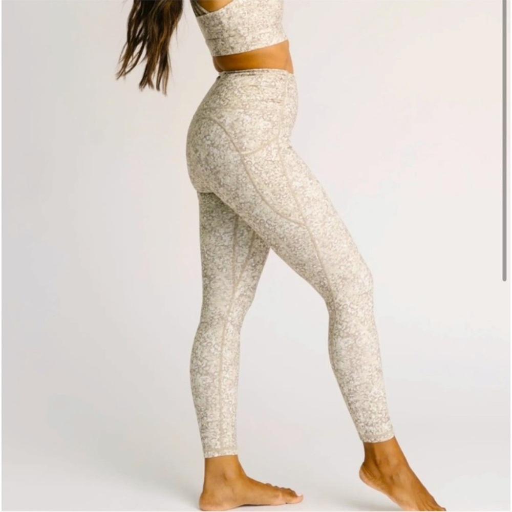 Zyia Bentonite Ruched Pocket Hi-rise 7/8 24" Leggings and Sports Bra 2 piece set - Picture 3 of 13